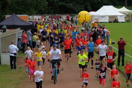 Zahlreiche Läuferinnen und Läufer jeden Alters starten zum Soliluaf