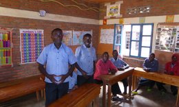 Junge Männer in Ruanda in einem Schulsaal.