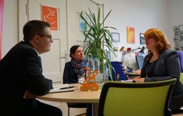 Tobias Lindner im Gespräch mit Heike Vogt (Mitte) und Lena Schmitt.